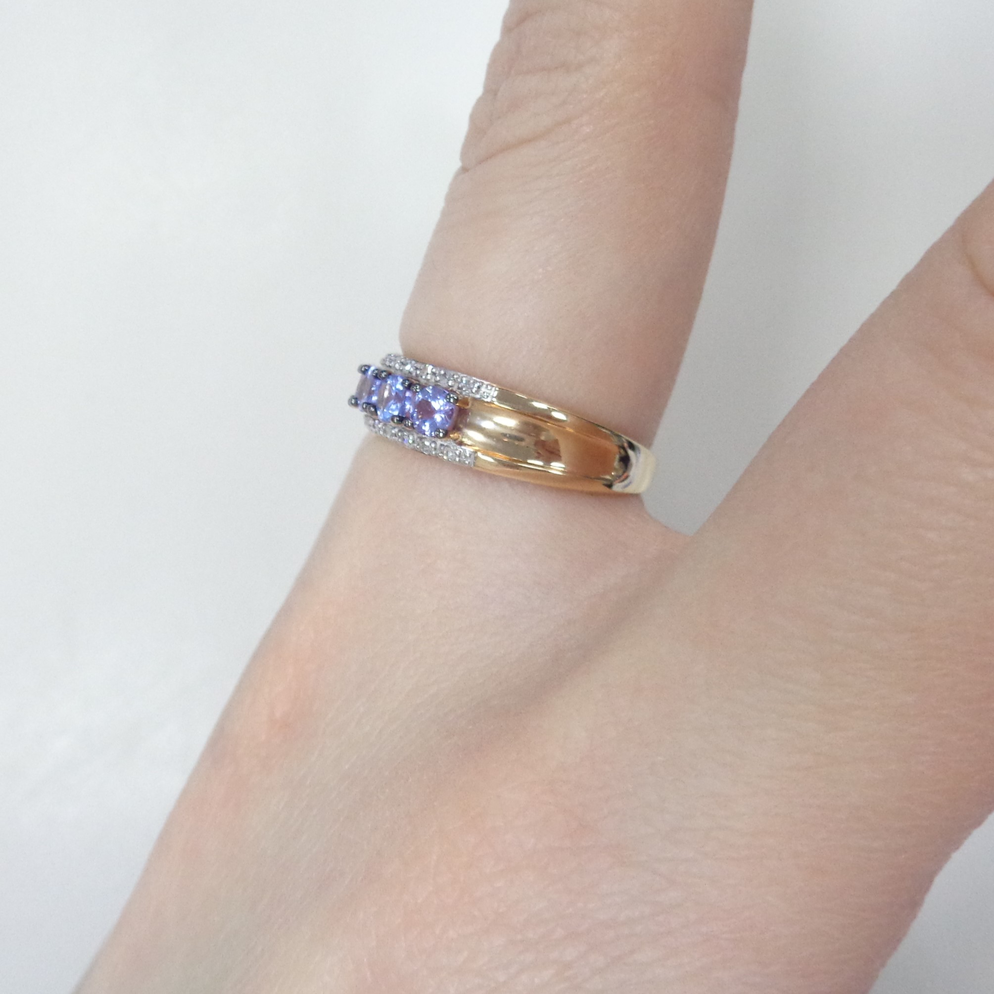 Золотое кольцо 585 пробы; родий (бел.,черн.); вставки 20 Бр.Кр-17 2/3А 0,099; 5 Танзанит;